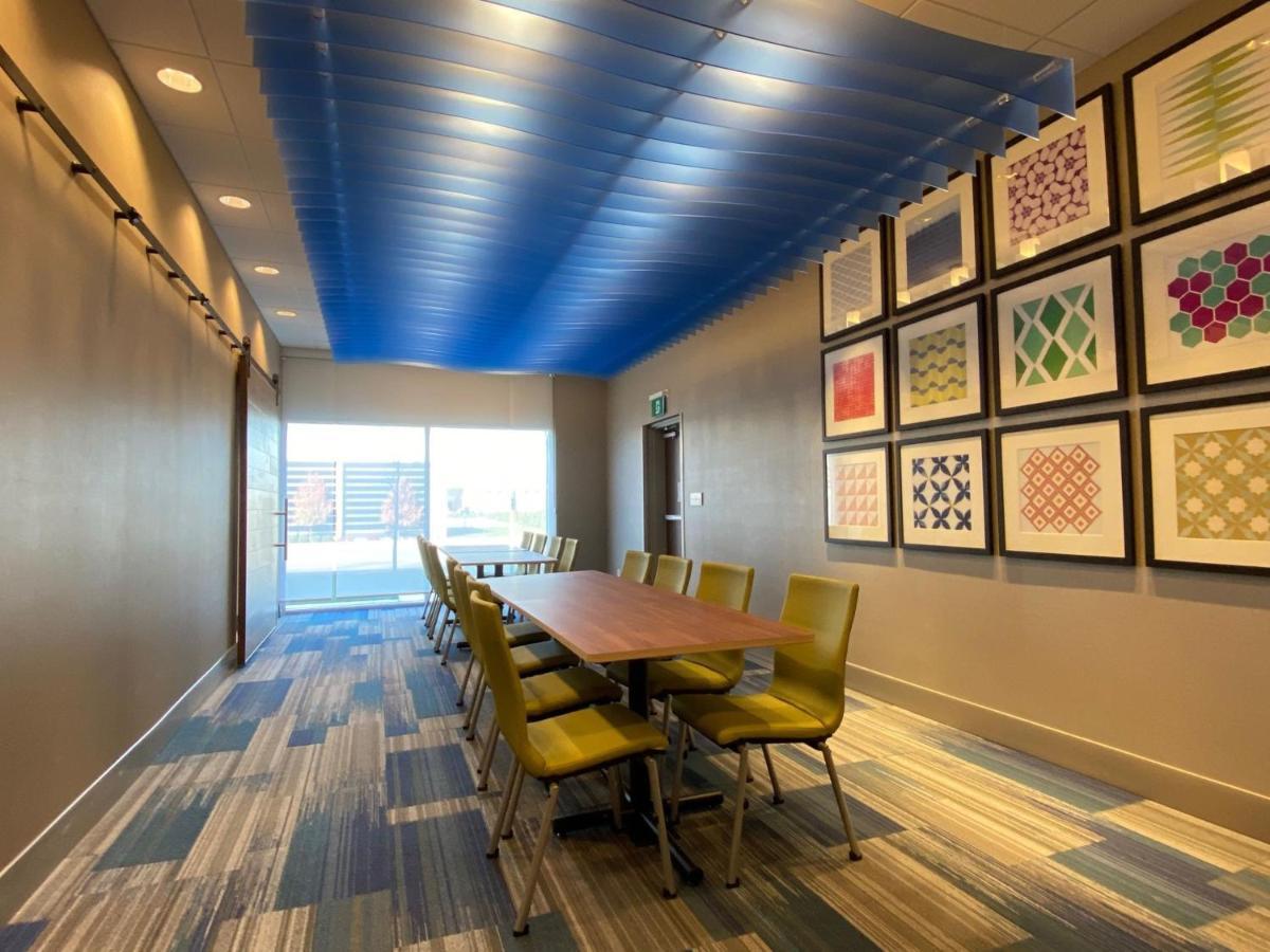 Holiday Inn Express & Suites - Aurora By Ihg Kültér fotó